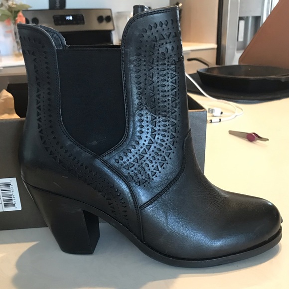 Ariat Women’s 8.5 Leather Booties - Picture 1 of 6